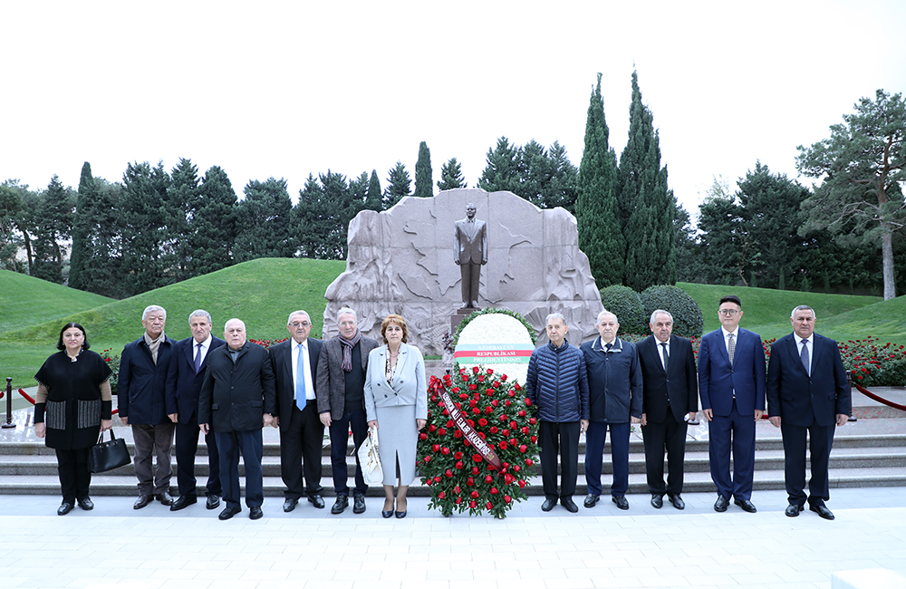AMEA-nın rəhbərliyi və xarici elmi qurumların nümayəndələri Ulu Öndər Heydər Əliyevin məzarını ziyarət ediblər